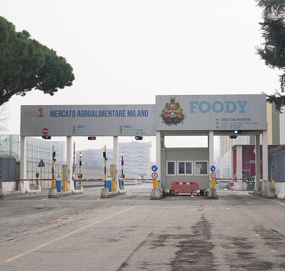Ingresso del Mercato Agroalimentare di Milano a Porta 1 con il logo Foody Ingresso del Mercato Agroalimentare di Milano a Porta 1 con il logo Foody