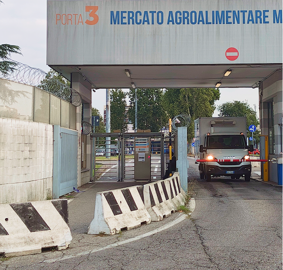 Ingresso del Mercato Agroalimentare di Milano con un camion in transito a Porta 3 Ingresso del Mercato Agroalimentare di Milano con un camion in transito a Porta 3