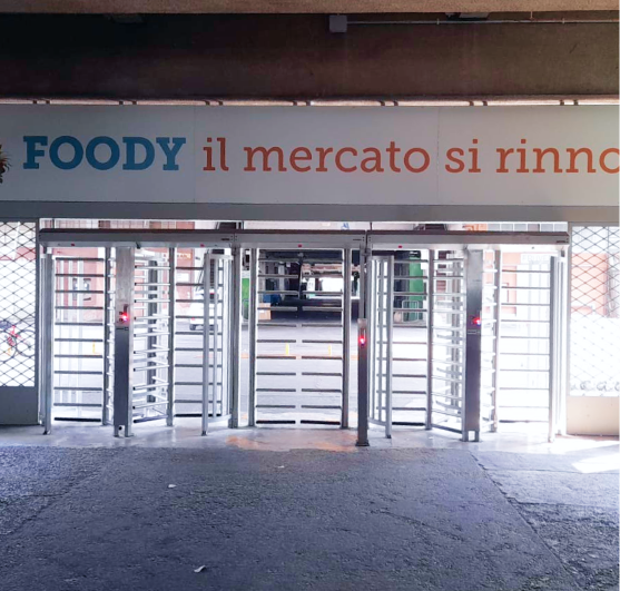 Ingresso pedonale del Palazzo Affari del Mercato Agroalimentare di Milano con la scritta “Foody il mercato si rinnova” Ingresso pedonale del Palazzo Affari del Mercato Agroalimentare di Milano con la scritta “Foody il mercato si rinnova”